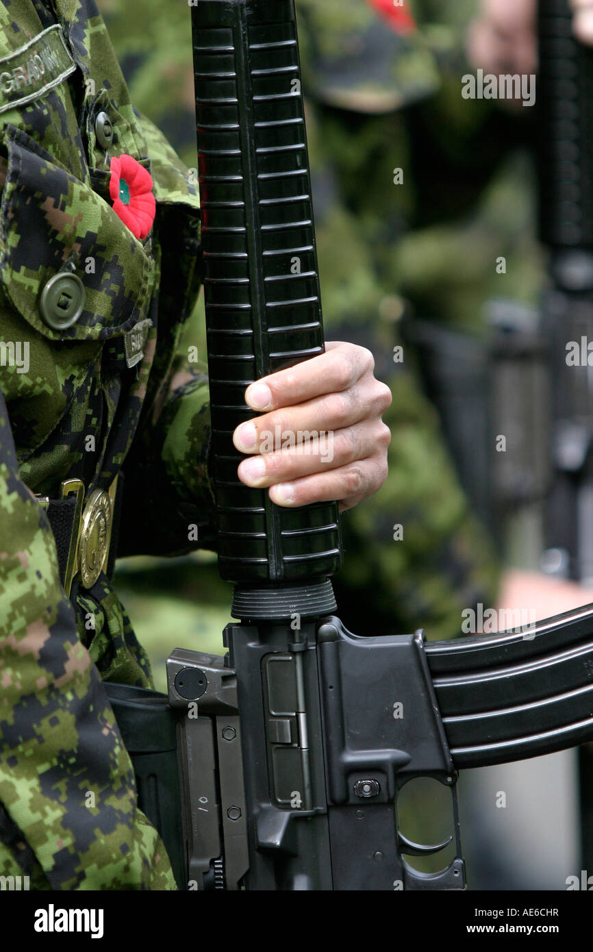 Soldato canadese holding fucile durante il giorno del ricordo cerimonia Foto Stock