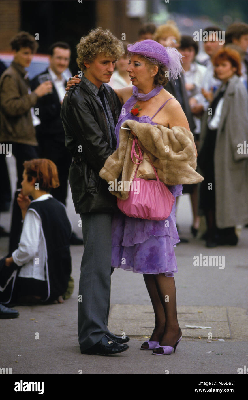 Cougar coppia uomo donna differenza di età giovane uomo anziano donna Inghilterra Regno Unito 1980s HOMER SYKES Foto Stock