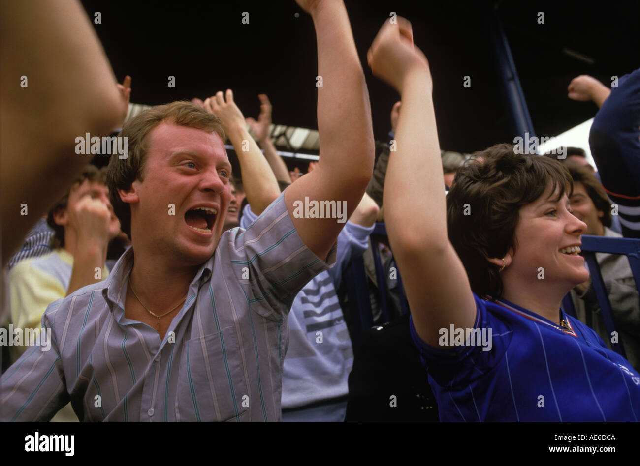 Stadio del Chelsea Football Club degli anni '1980, tifosi e tifosi tifosi tifosi tifosi tifosi tifosi tifosi tifosi tifosi Stamford Bridge Londra Inghilterra 80s HOMER SYKES Foto Stock