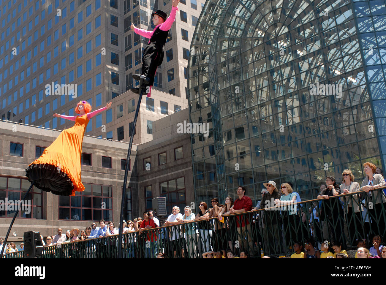 La Australian dance troupe strano frutto esegue Swoon in il World Financial Center Plaza di New York Foto Stock