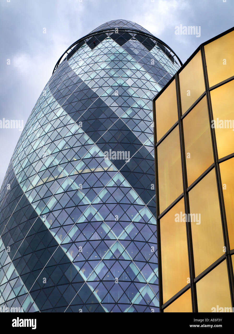 Spinta e contrastare gli edifici moderni nella città di London financial district Foto Stock