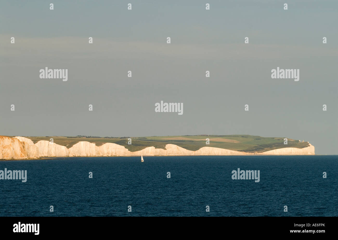 Chalk cliffs noto come 'Sanche sorelle' guardando verso Beachy Head (destra) HOMER SYKES Foto Stock