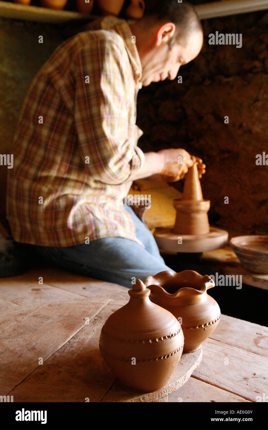 Il Sig. João da Rita rendendo tradizionali ceramiche delle Azzorre " loiça da Vila', in Vila Franca do Campo. Isole Azzorre, Portogallo Foto Stock
