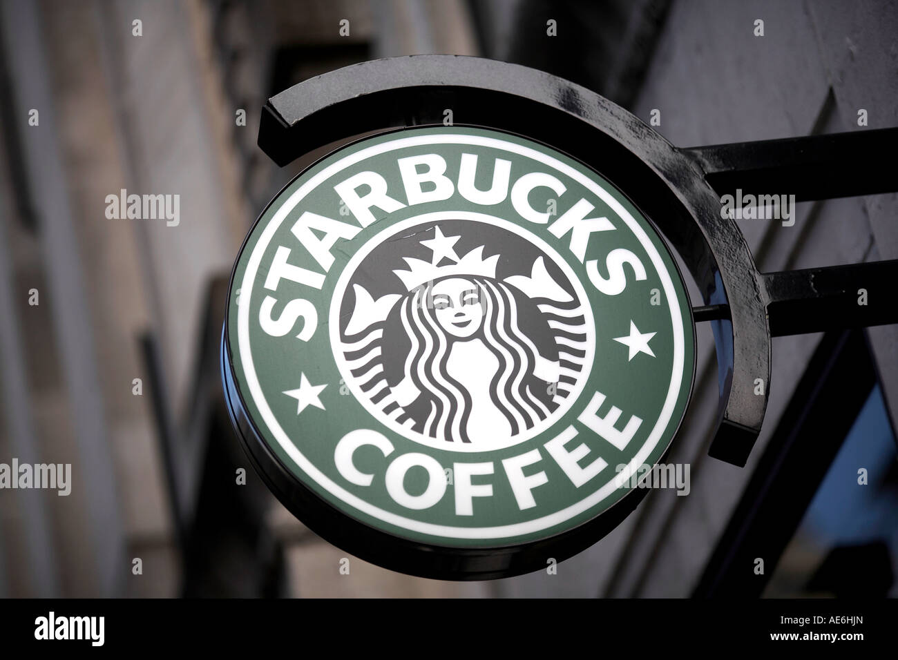 Un Starbucks Coffee shop segno nel central London Regno Unito Foto Stock
