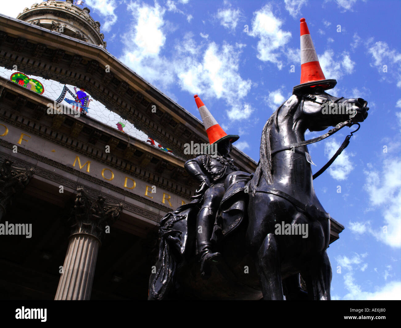 Statua del Duca di Wellington con traffico coni al di fuori del Museo di Arte Moderna Glasgow Scozia Scotland Foto Stock