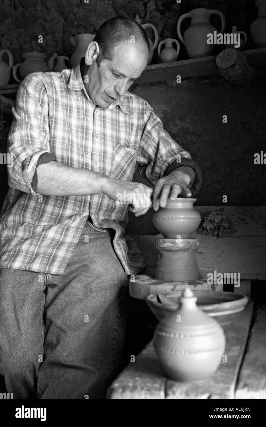 Il Sig. João da Rita rendendo tradizionali ceramiche delle Azzorre " loiça da Vila', in Vila Franca do Campo. Isole Azzorre, Portogallo Foto Stock