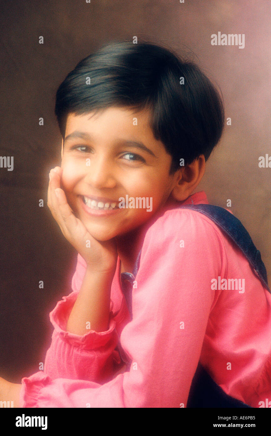 RHS70970 South Asian Indian giovane ragazzo che indossa il colore rosso T shirt blu e strisce di colore giacca con sorriso modello di rilascio 519 Foto Stock