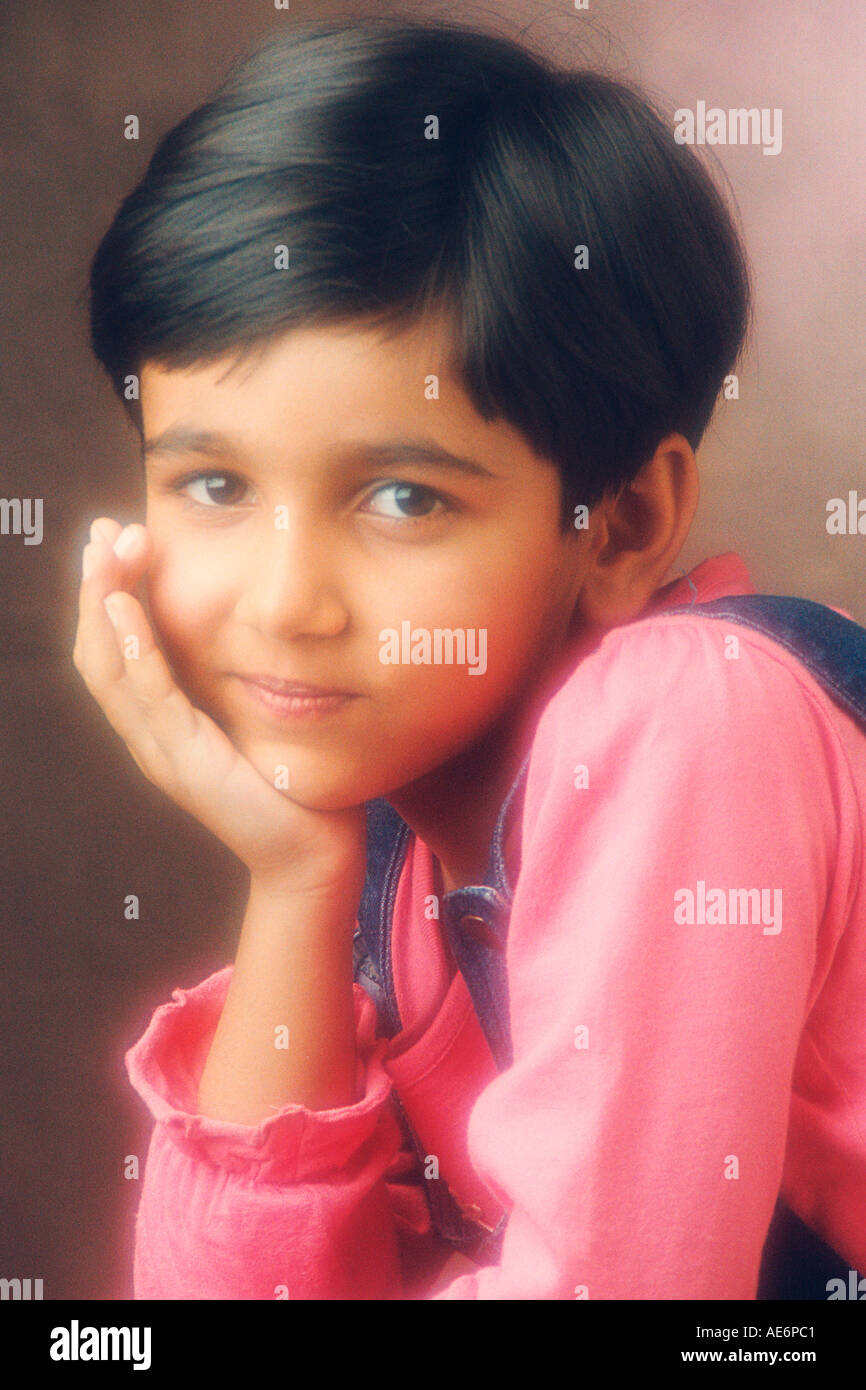 RHS70971 South Asian Indian giovane ragazzo che indossa il colore rosso T shirt blu e strisce di colore giacca con sorriso modello di rilascio 519 Foto Stock
