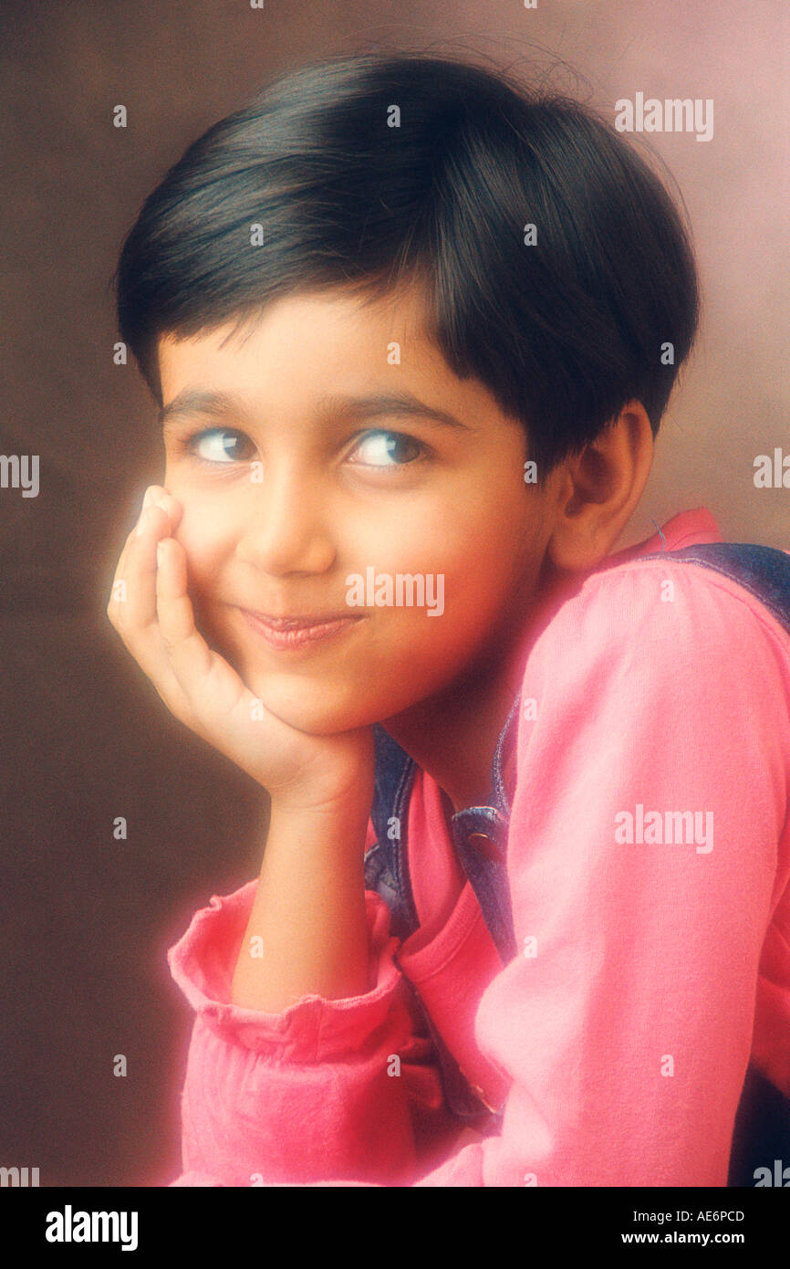 South Asian Indian giovane ragazzo che indossa il colore rosso T shirt blu e strisce di colore giacca con naughty smile modello di rilascio 519 Foto Stock