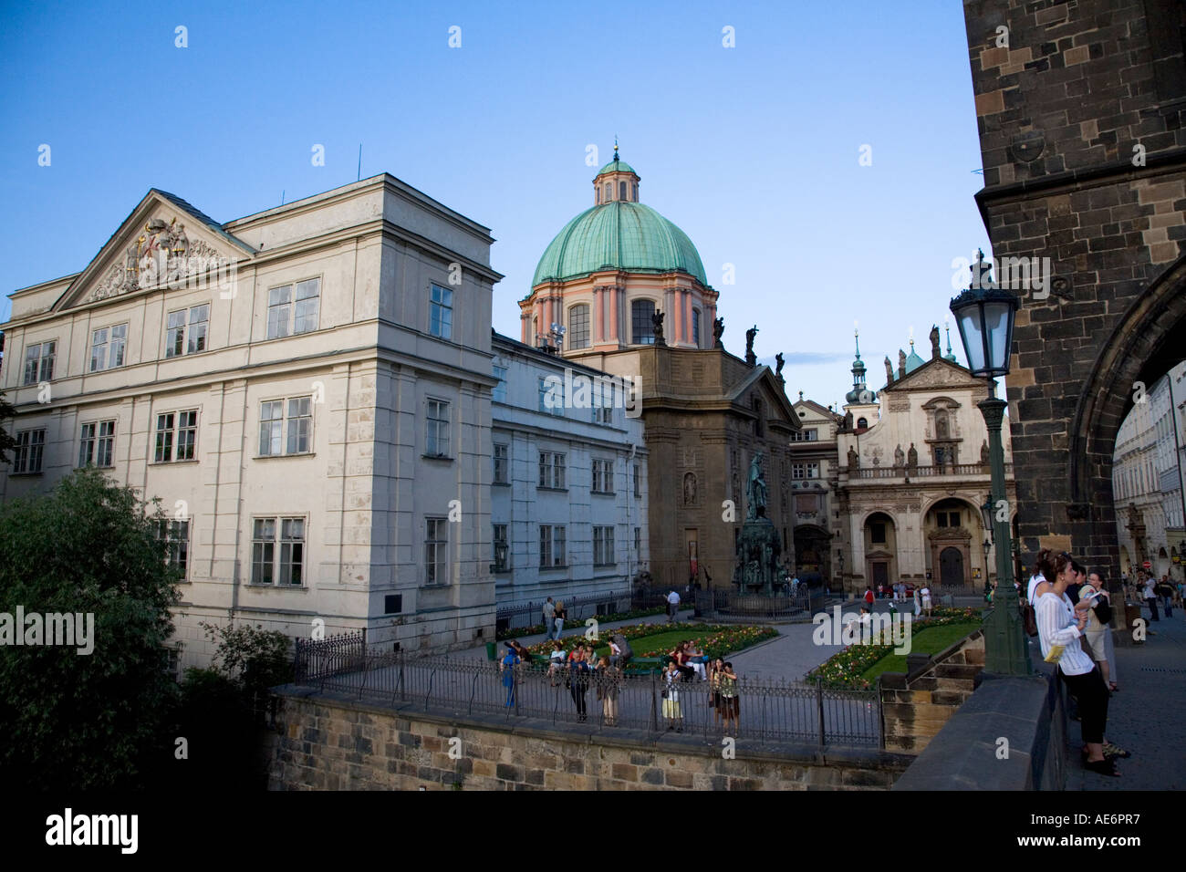 Vista dal ponte di Carlo sulla chiesa di San Francesco di Assisi e la Torre del Ponte della Città Vecchia di Praga Foto Stock