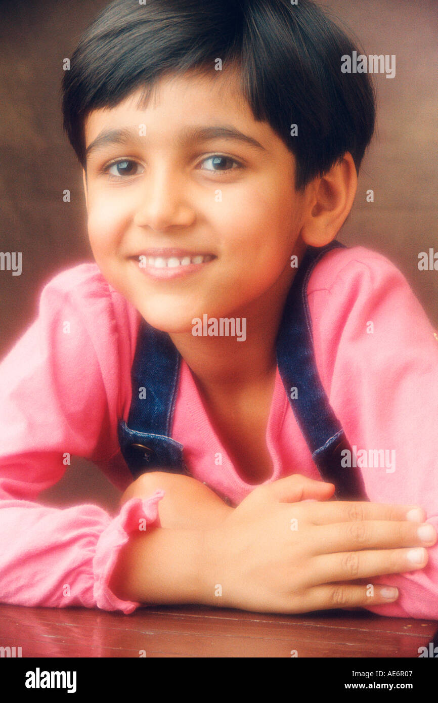 South Asian Indian giovane ragazzo che indossa il colore rosso T shirt blu e strisce di colore giacca con sorriso modello di rilascio 519 Foto Stock