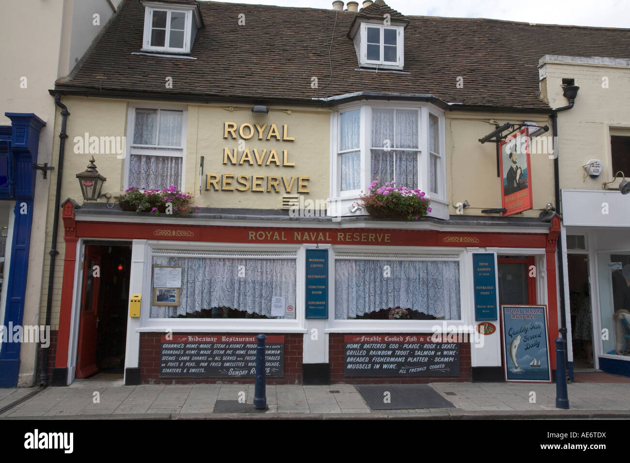 Royal Naval Reserve un tradizionale pub di whitstable kent england Foto Stock