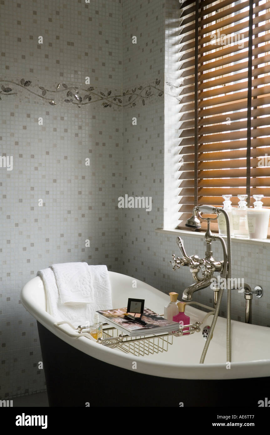 Victorian freestanding vasca nel bagno con parete in mosaico Foto Stock