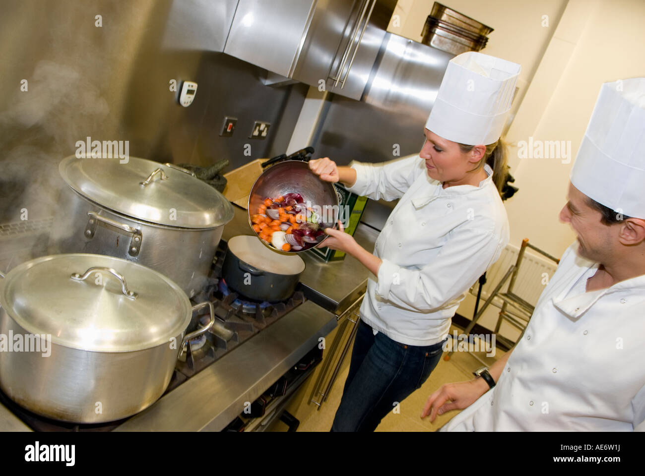 Gli studenti prendono parte a una scuola di cucina nella città di Londra Febbraio 2006 Foto Stock