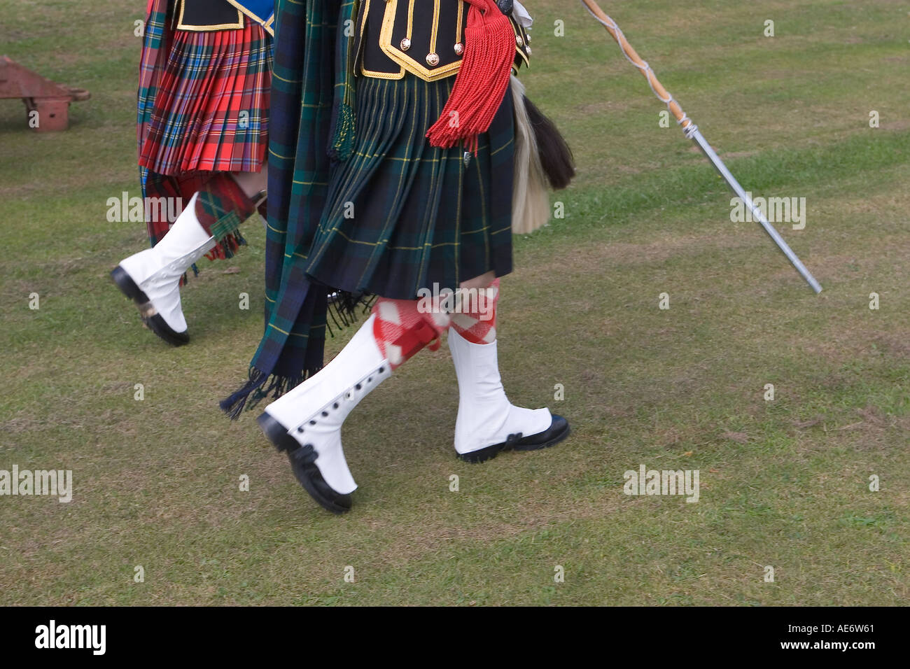 Uomini scozzesi che indossano tartan; colorati pipe band in uniforme rossa,  leader scozzese, pipers Ballater che marciano in kilt e indossano scarpe  tradizionali con plaid Foto stock - Alamy
