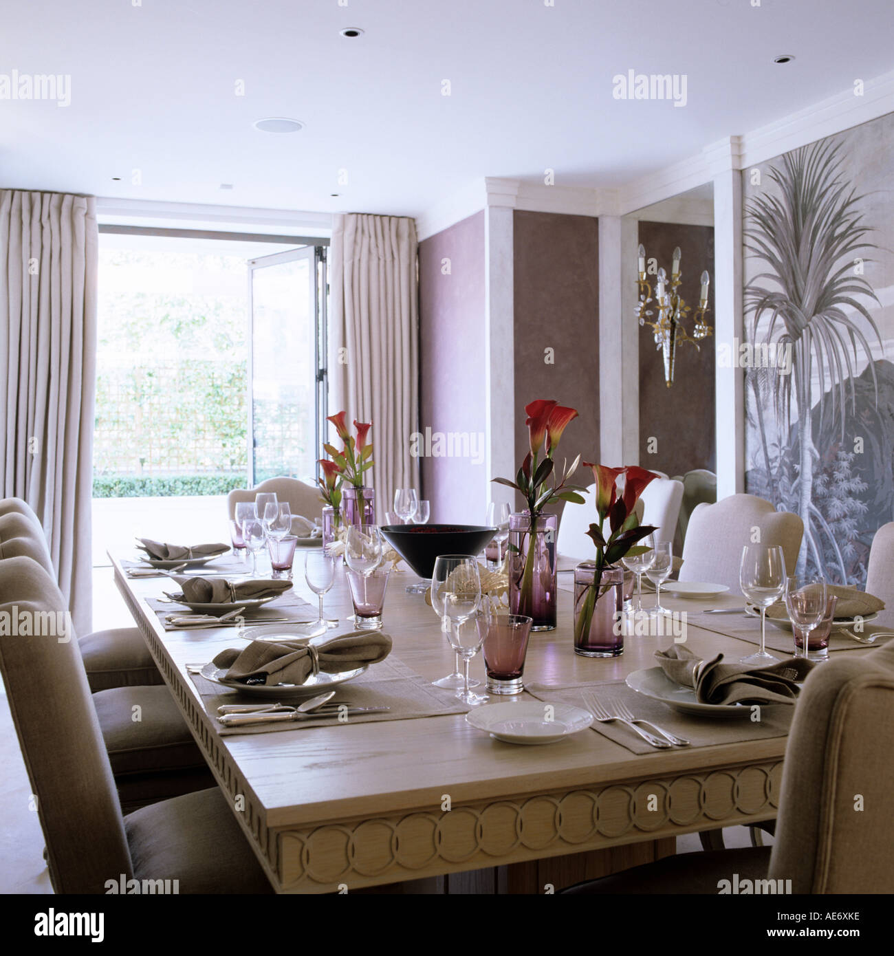 A Londra sala da pranzo con tavolo e carta da parati panoramica, interior design by Emily Todhunter Foto Stock