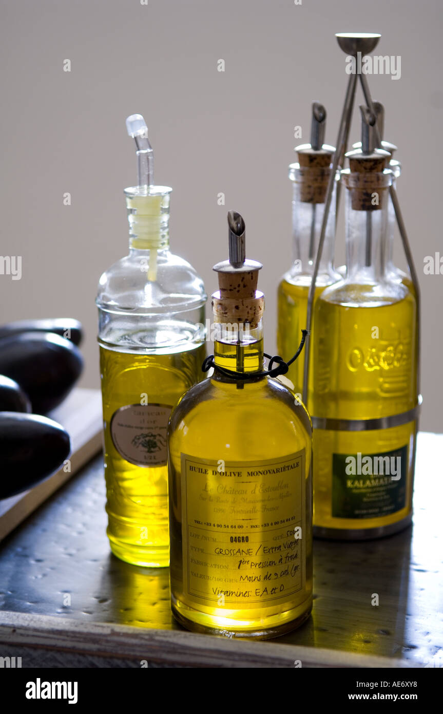 Olio di oliva bottiglie in una cucina Foto Stock