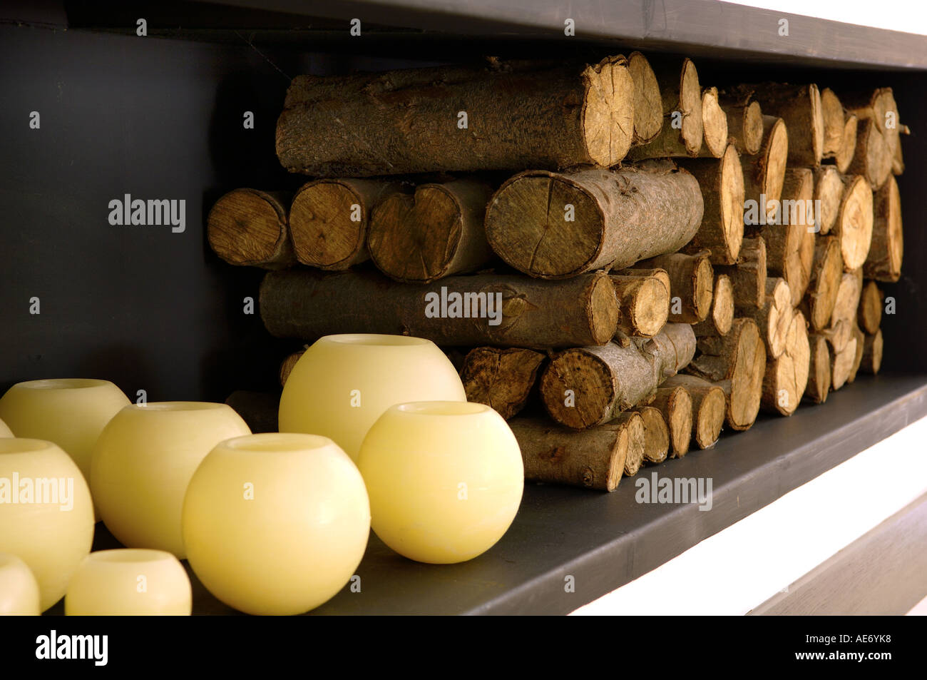 Tronchetti di legno e le candele sulla scaffalatura interna Foto Stock