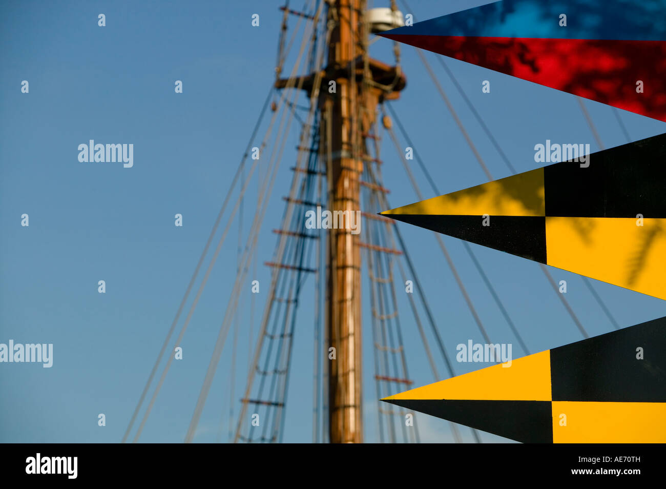 Colorato segnale nautiche bandiere sul palo montante in legno della nave a vela dietro il Port Vell Barcellona Catalonia Spagna Foto Stock