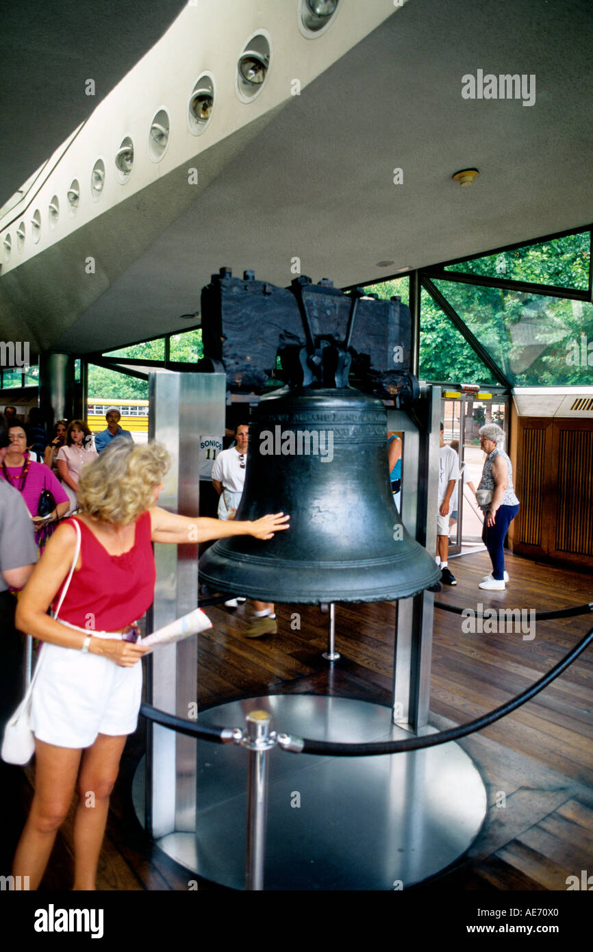 Historic Liberty Bell per l indipendenza di Filadelfia in Pennsylvania USA donna turisti in vacanza Foto Stock