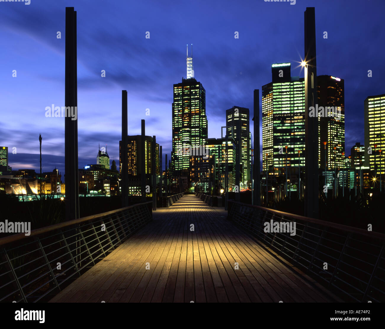 Il CBD di Melbourne e dal ponte pedonale in Birrarung Marr Victoria Australia Foto Stock