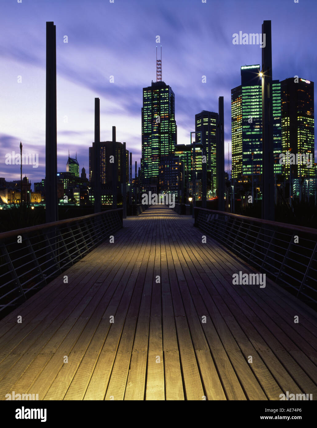 Il CBD di Melbourne e dal ponte pedonale in Birrarung Marr Victoria Australia Foto Stock
