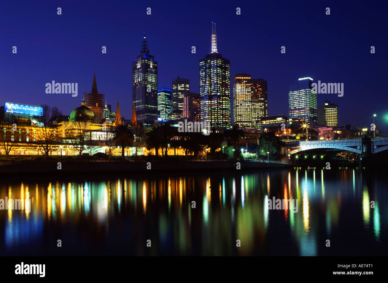 Fiume Yarra con Princes Bridge e il CBD Melbourne Victoria Australia Foto Stock