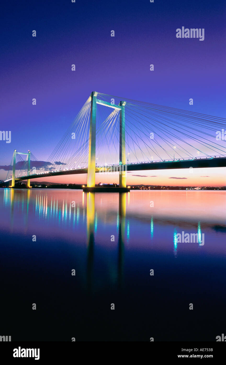 5129 2 ed il gestore ponte che si estende oltre il fiume Columbia al tramonto TRI città nello stato di Washington Stati Uniti d'America Foto Stock