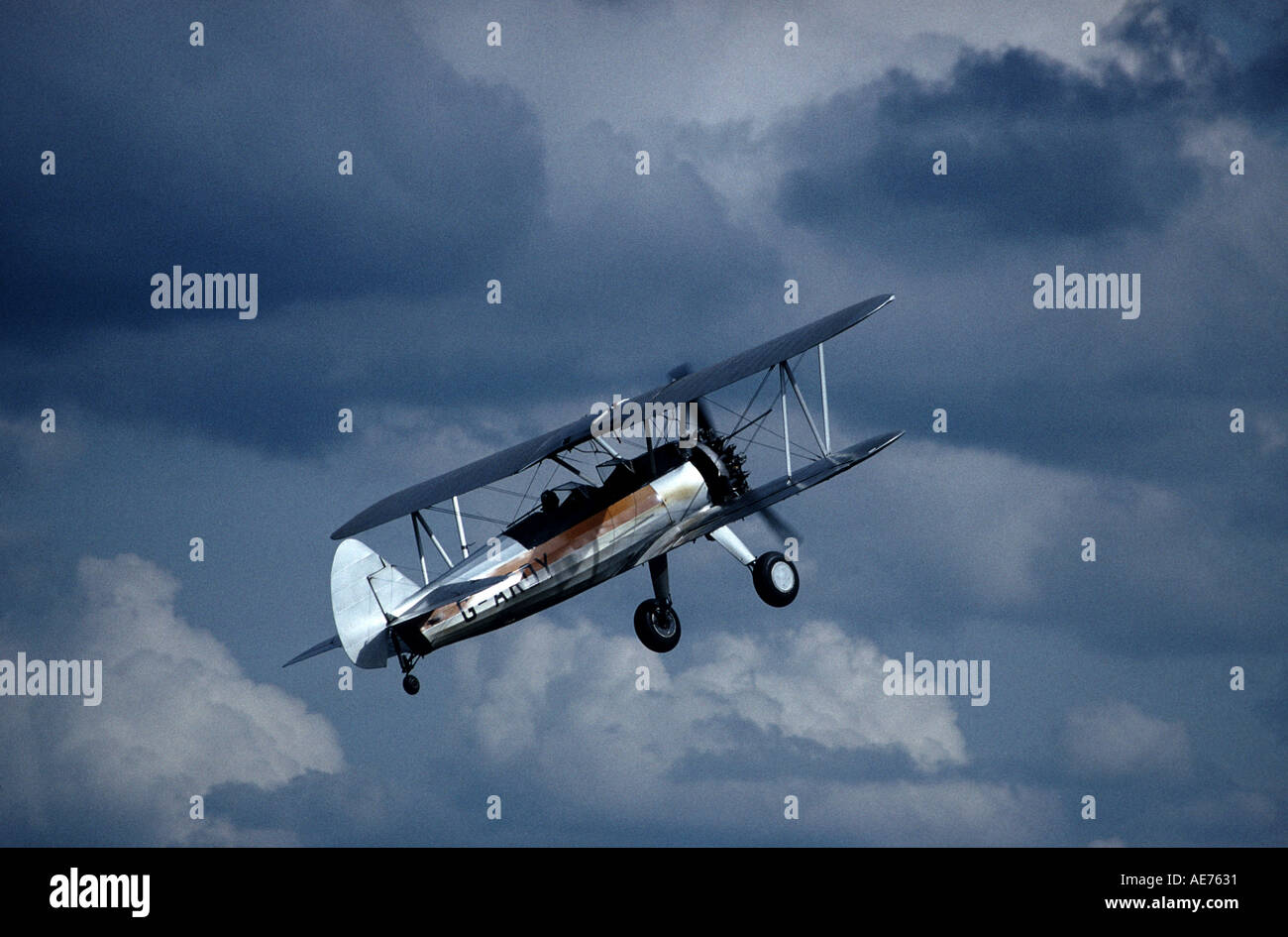 Biplano Stearman in volo Foto Stock