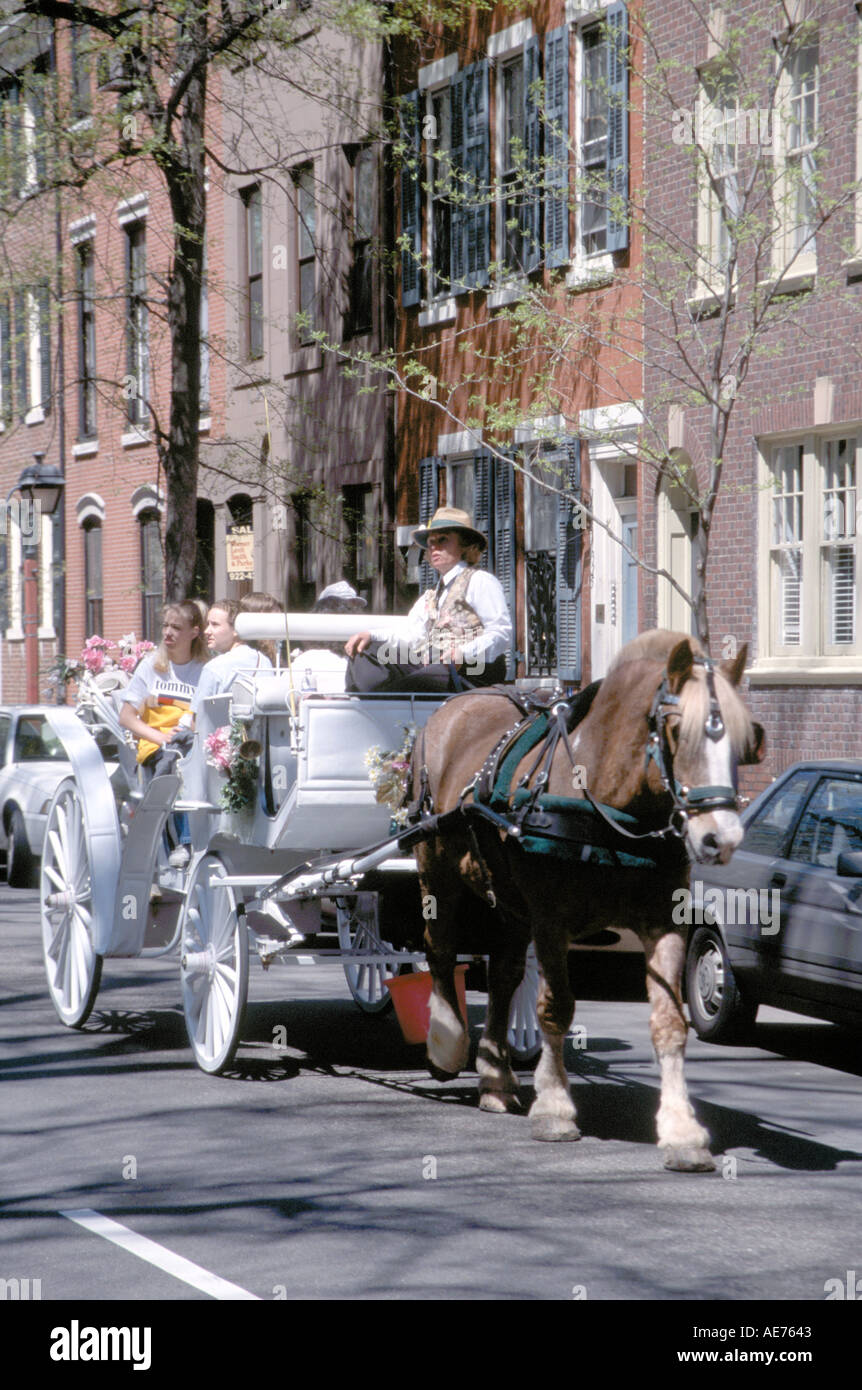 I turisti prendere un giro turistico in carrozza intorno alla città di Philadelphia Foto Stock