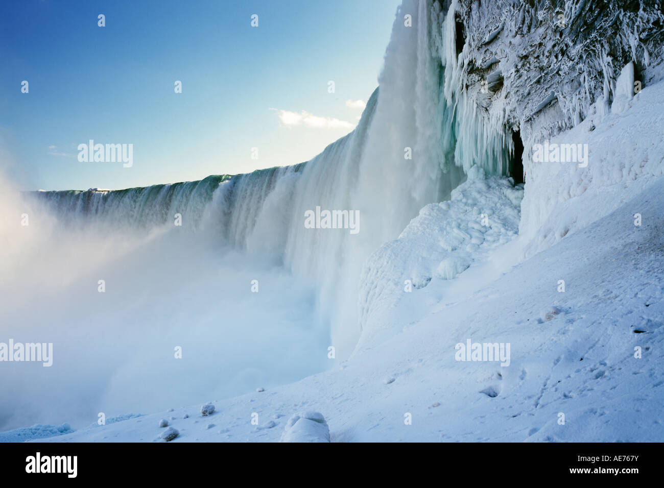 Cascate del Niagara in inverno dal sotto le cascate Foto Stock