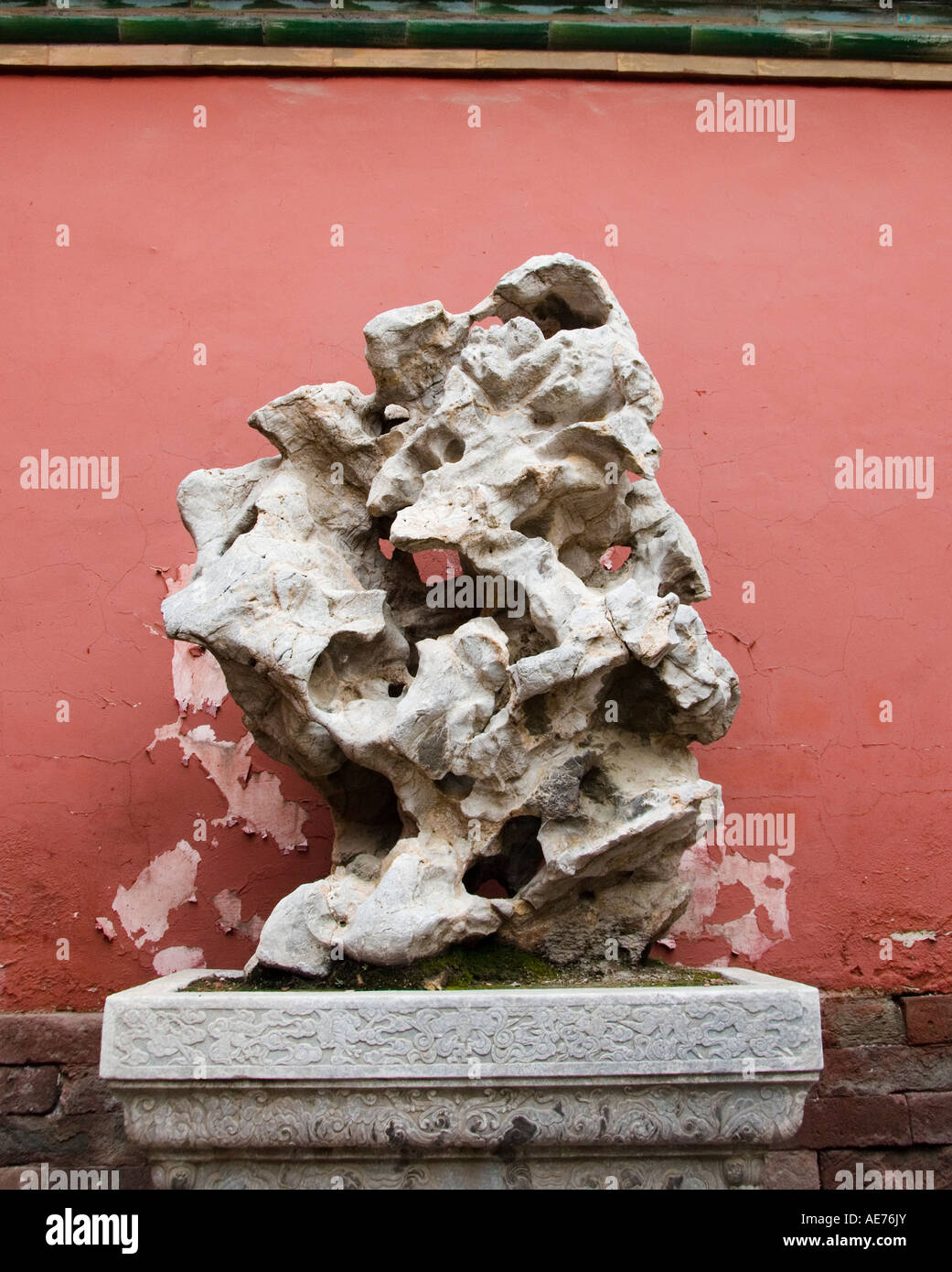 Dettaglio di un tradizionale grande pietra naturale utilizzata come la scultura nella Città Proibita di Pechino 2007 Foto Stock