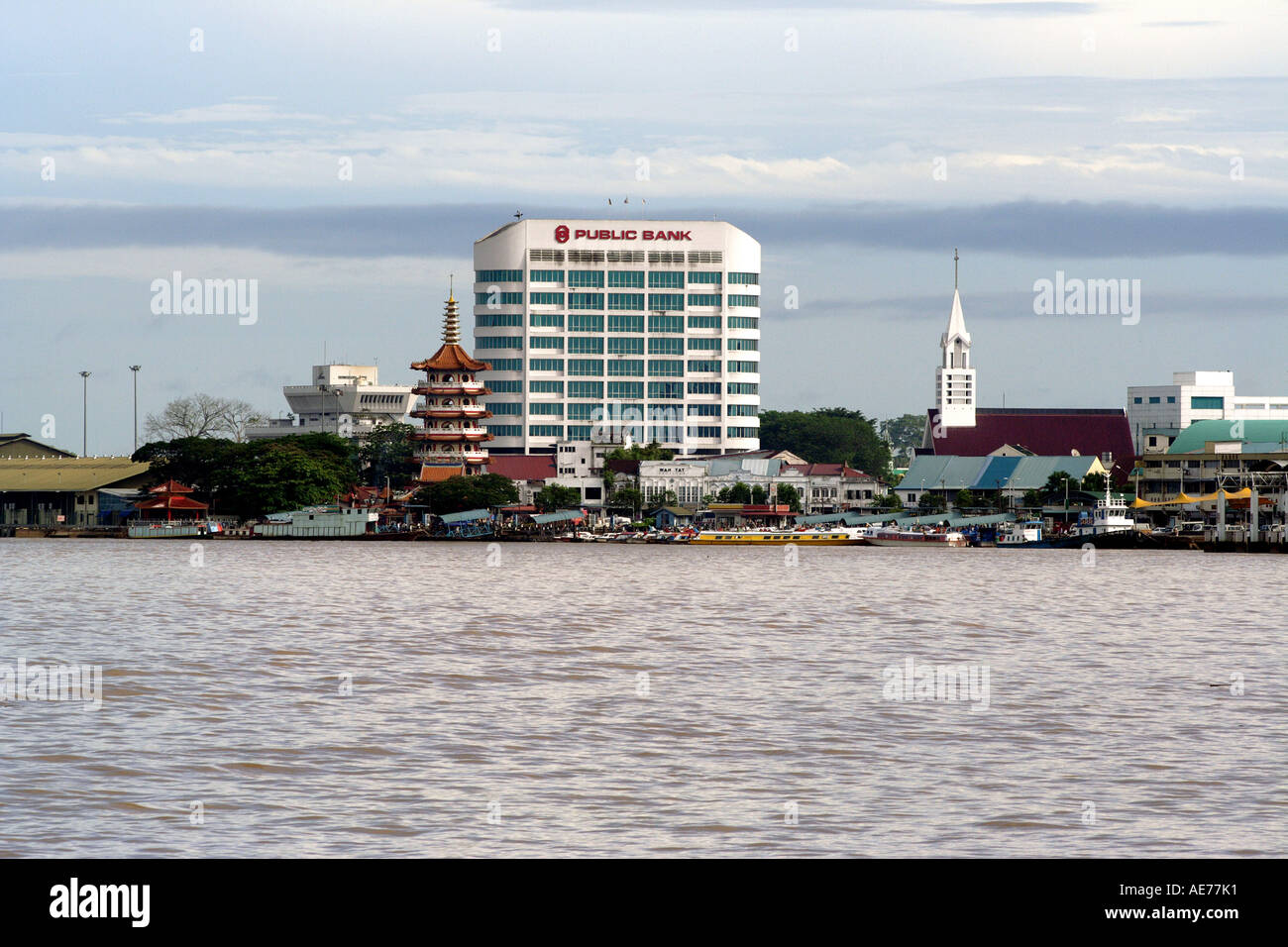 Sibu Waterfront e Kuan Yin Pagoda di Sibu, 7, 7, storia Syle Cinese Tempio Taoista, Sibu, Sarawak, Borneo, Malaysia Foto Stock