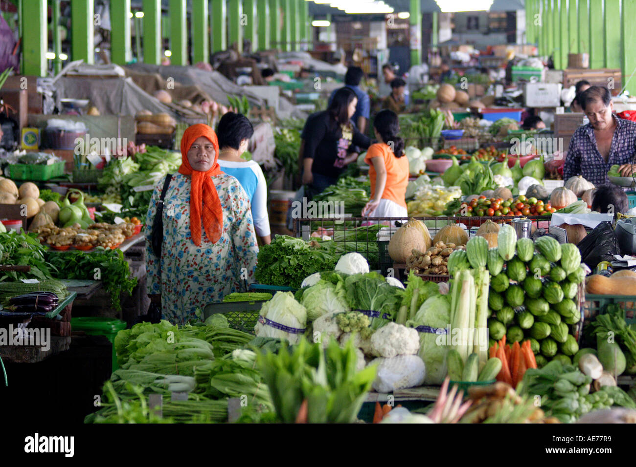 I fornitori e i clienti in locali del mercato umido, Kuching, Sarawak, Borneo, Malaysia Foto Stock