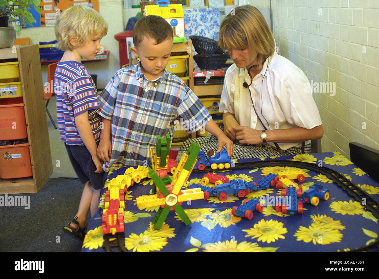 La scuola materna di bambini che giocano con il giocattolo lego Foto Stock