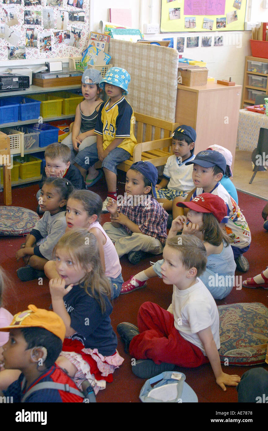 Classe di bambini della scuola materna Foto Stock