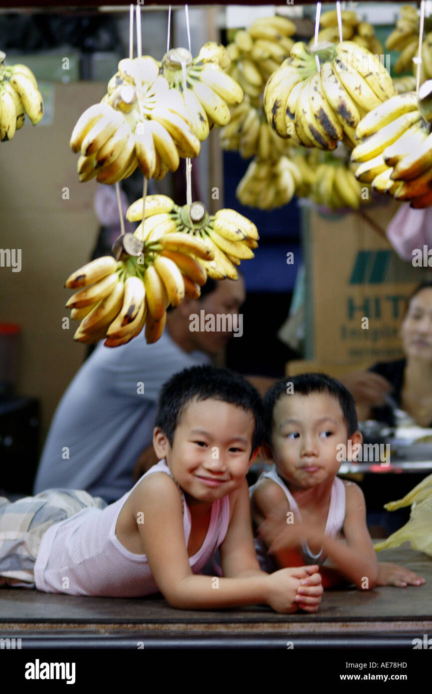I grappoli di banane appeso in una piccola frutta stand, Kuching, Sarawak, Borneo, Malaysia Foto Stock