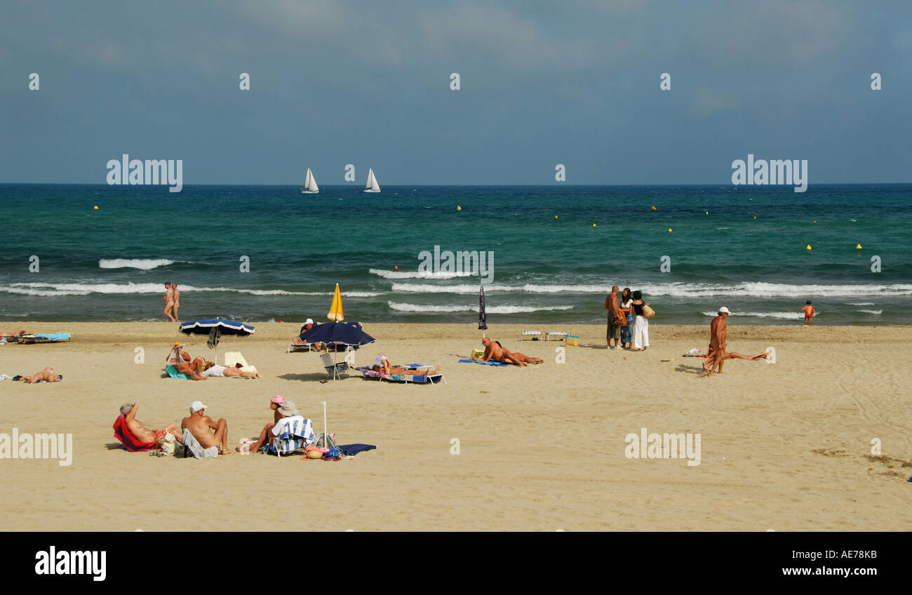 Cap d Agde spiaggia nudista Languedoc Roussillon Francia Volti sfocati Foto Stock