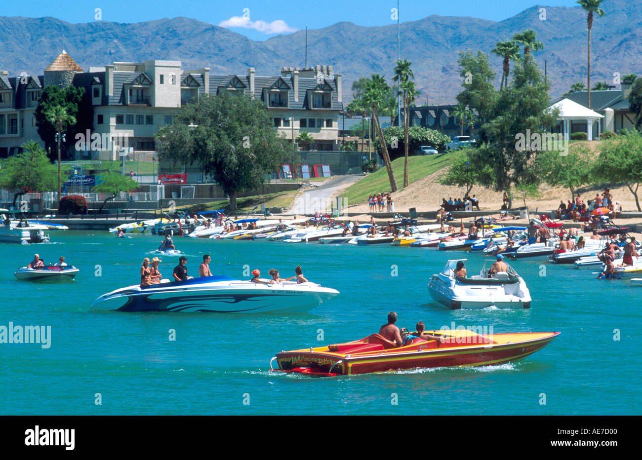 I barcaioli si radunano a Lake Havasu in Arizona Foto Stock