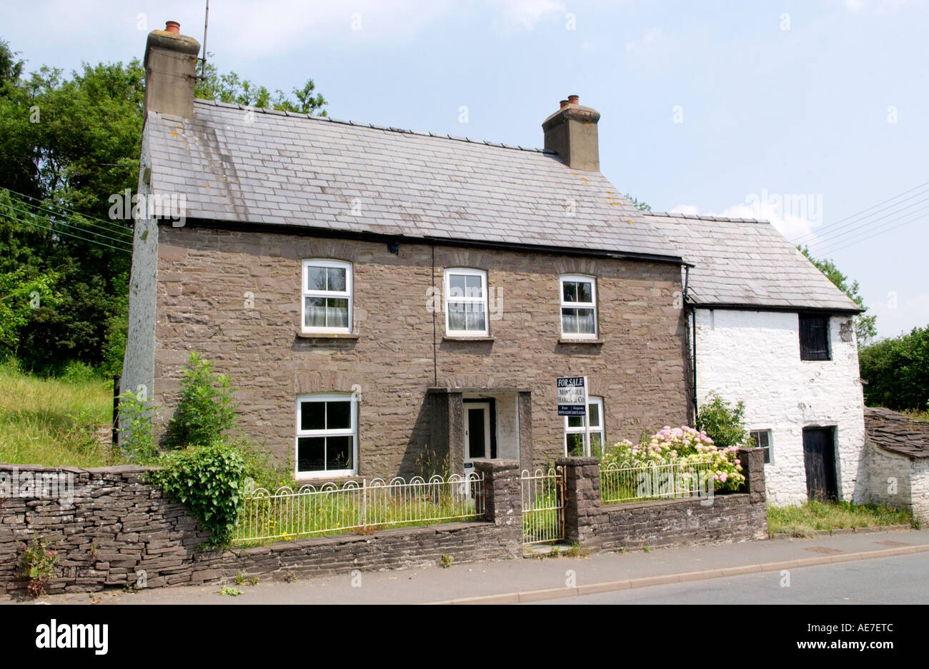 Cottage in pietra con UPVC windows e attaccato polizia Casa in vendita a Bwlch Powys South Wales UK GB UE Foto Stock