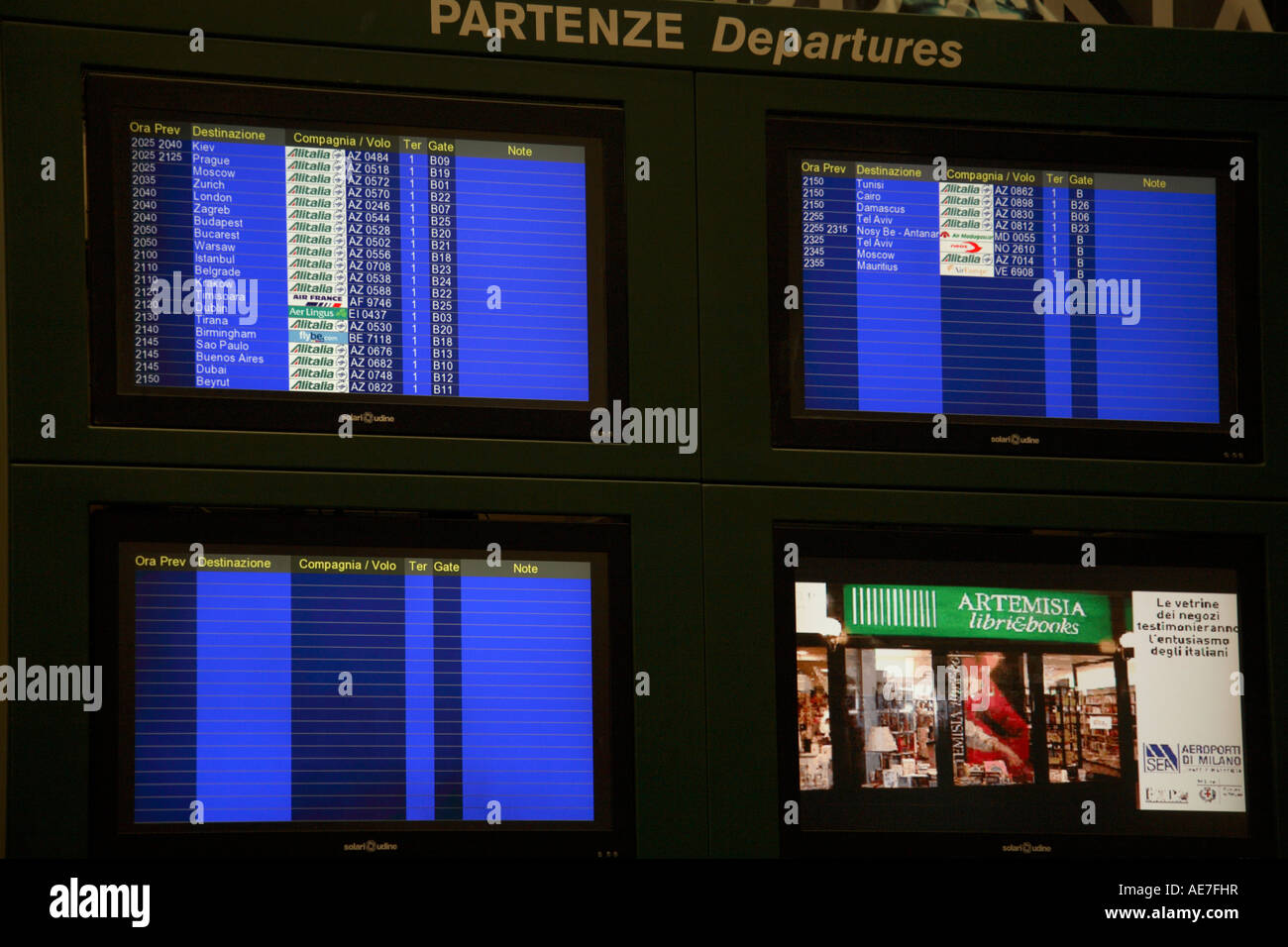 Partenza del volo scheda Aeroporto Milano Italia Foto Stock