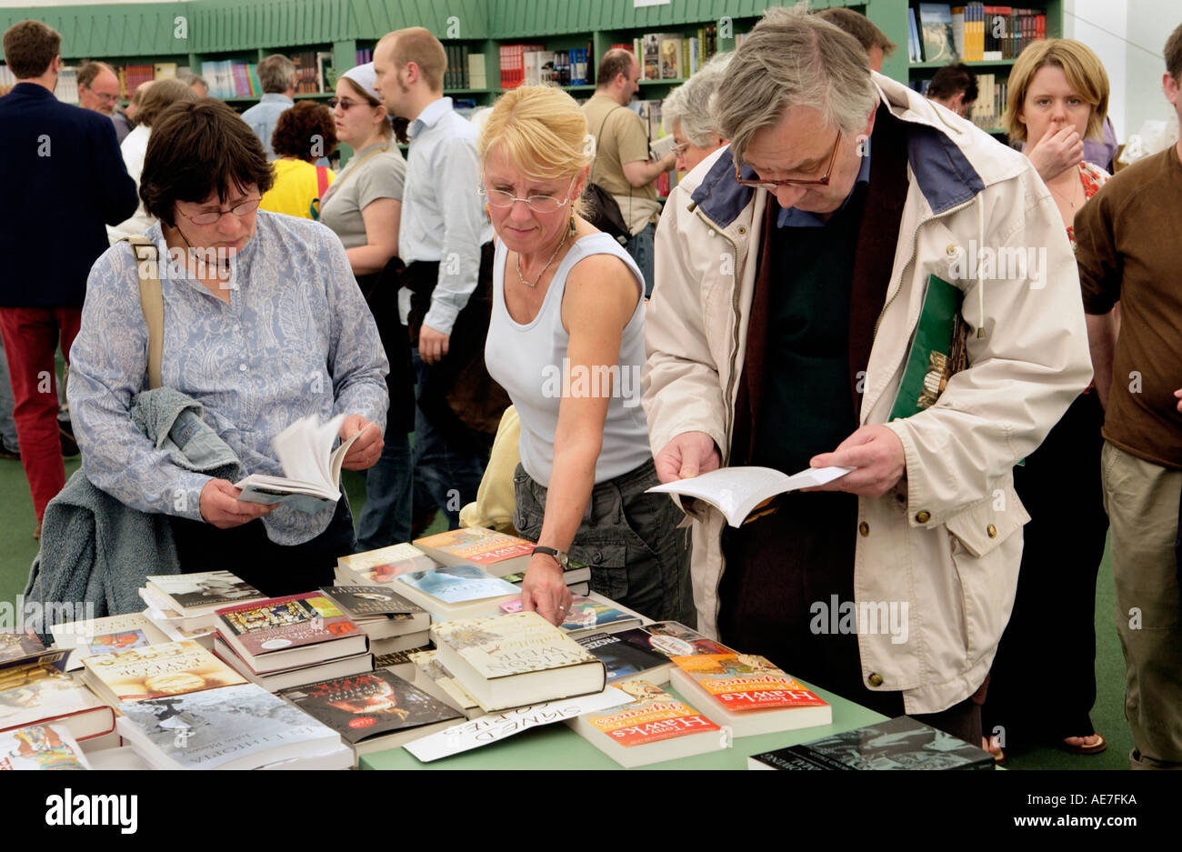 I visitatori la lettura e la navigazione nella libreria al Guardian Hay Festival 2006 Hay on Wye Powys Wales UK Foto Stock