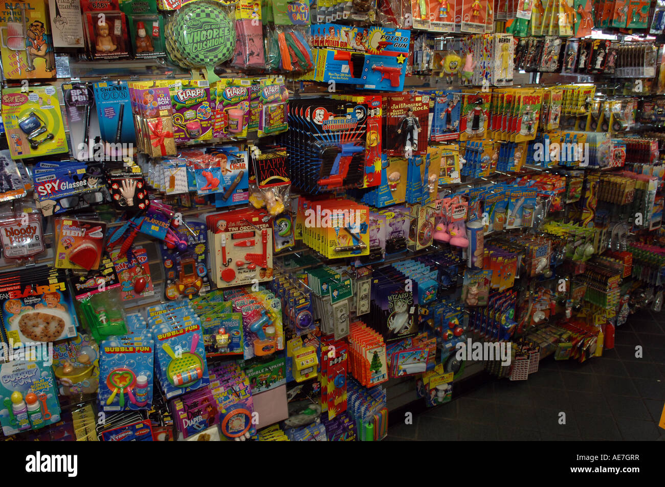 La divertente memorizzare un infisso in Times Square Il negozio vende scherzi e novità Foto Stock