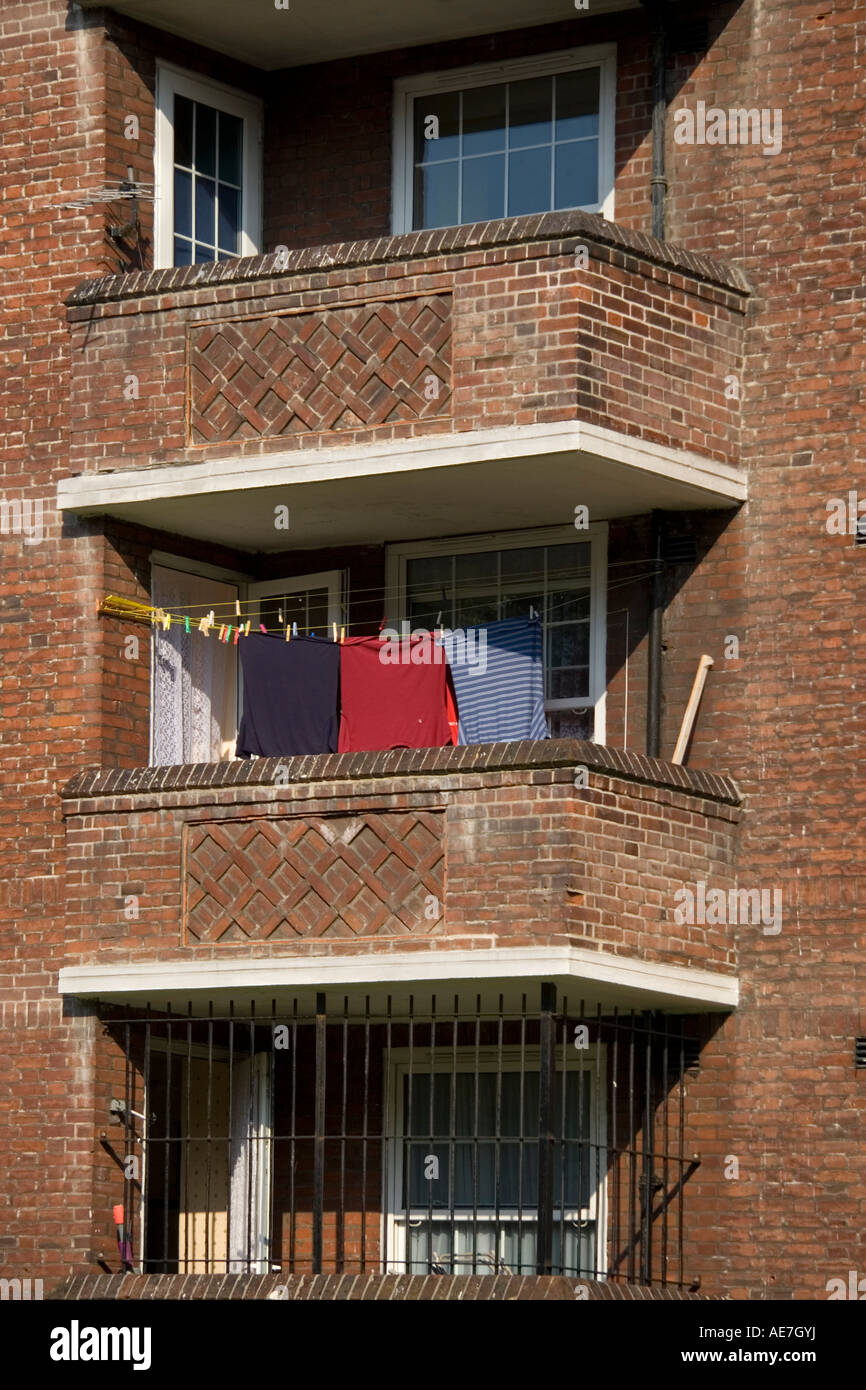Panni stesi su una linea su un balcone su un mattone consiglio estate edificio a Hackney Londra Foto Stock