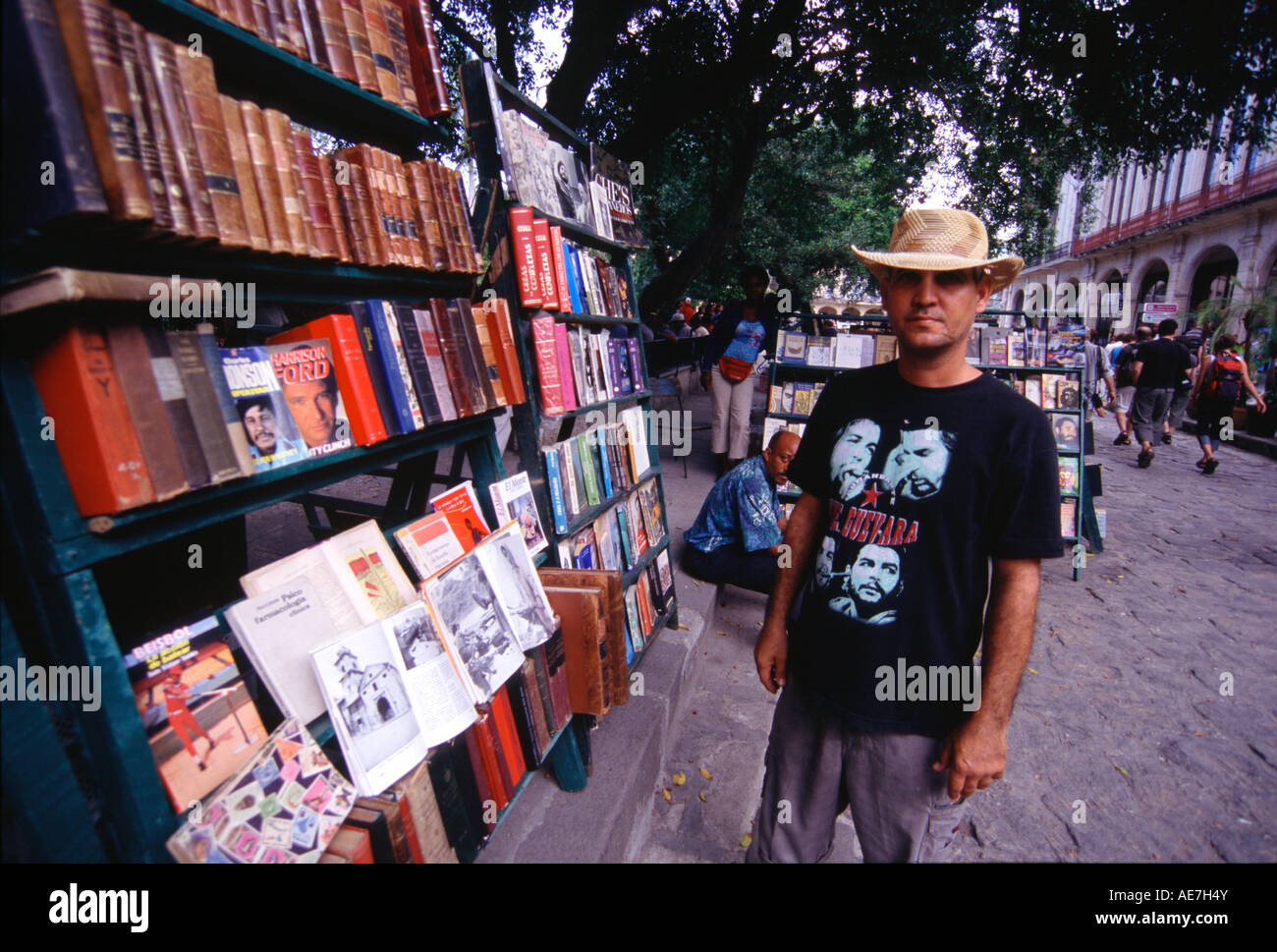 Un uomo la vendita di libri usati in Havana Cuba uomo che indossa un Che Guevara t shirt Che Guevara foto sono le migliori di vendita immagini per clothin Foto Stock