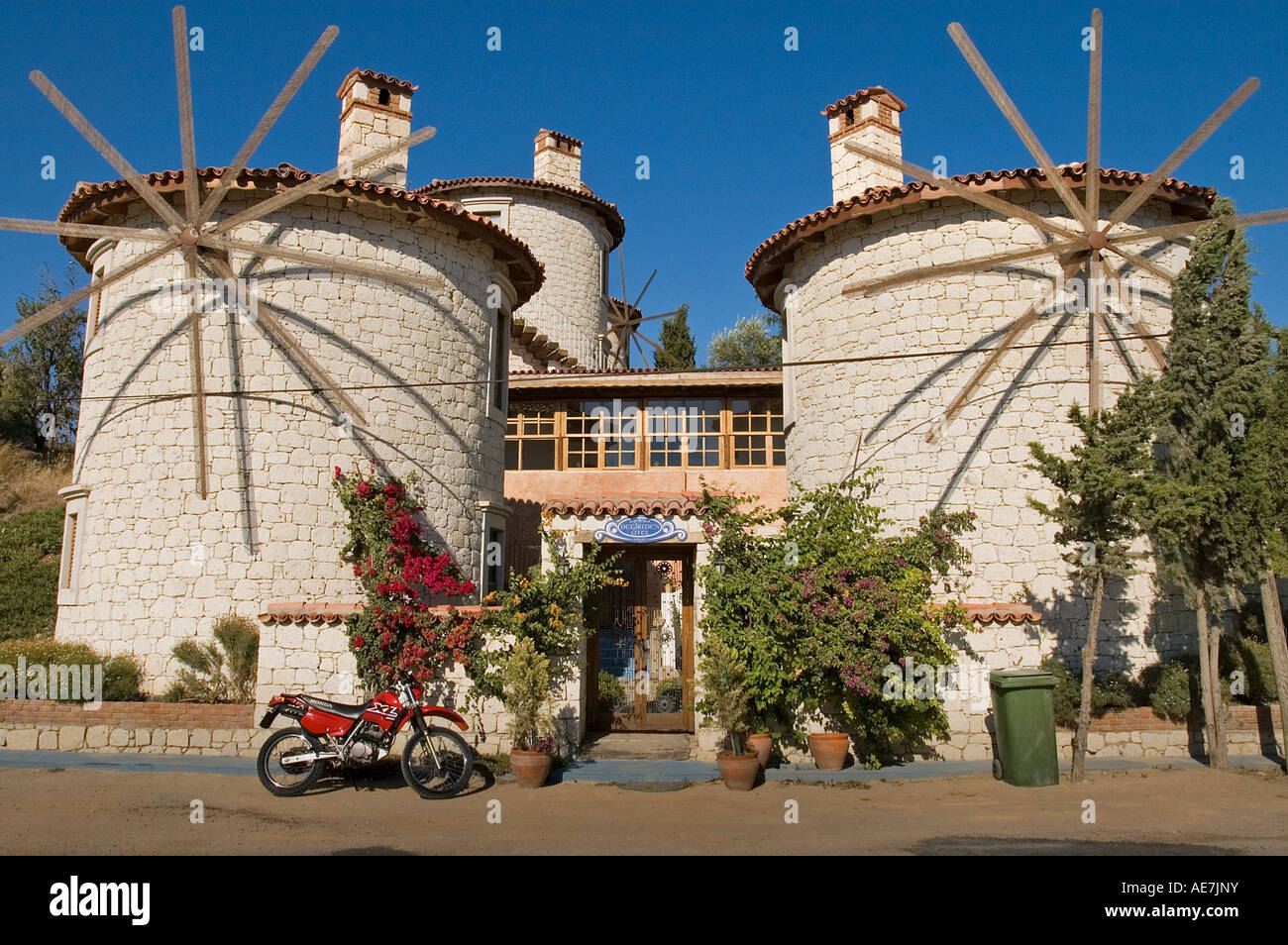Boutique Hotel Degirmen ( Mulino a Vento ) , storico tipico Alacati mulini a vento , Aegean , Turchia Foto Stock
