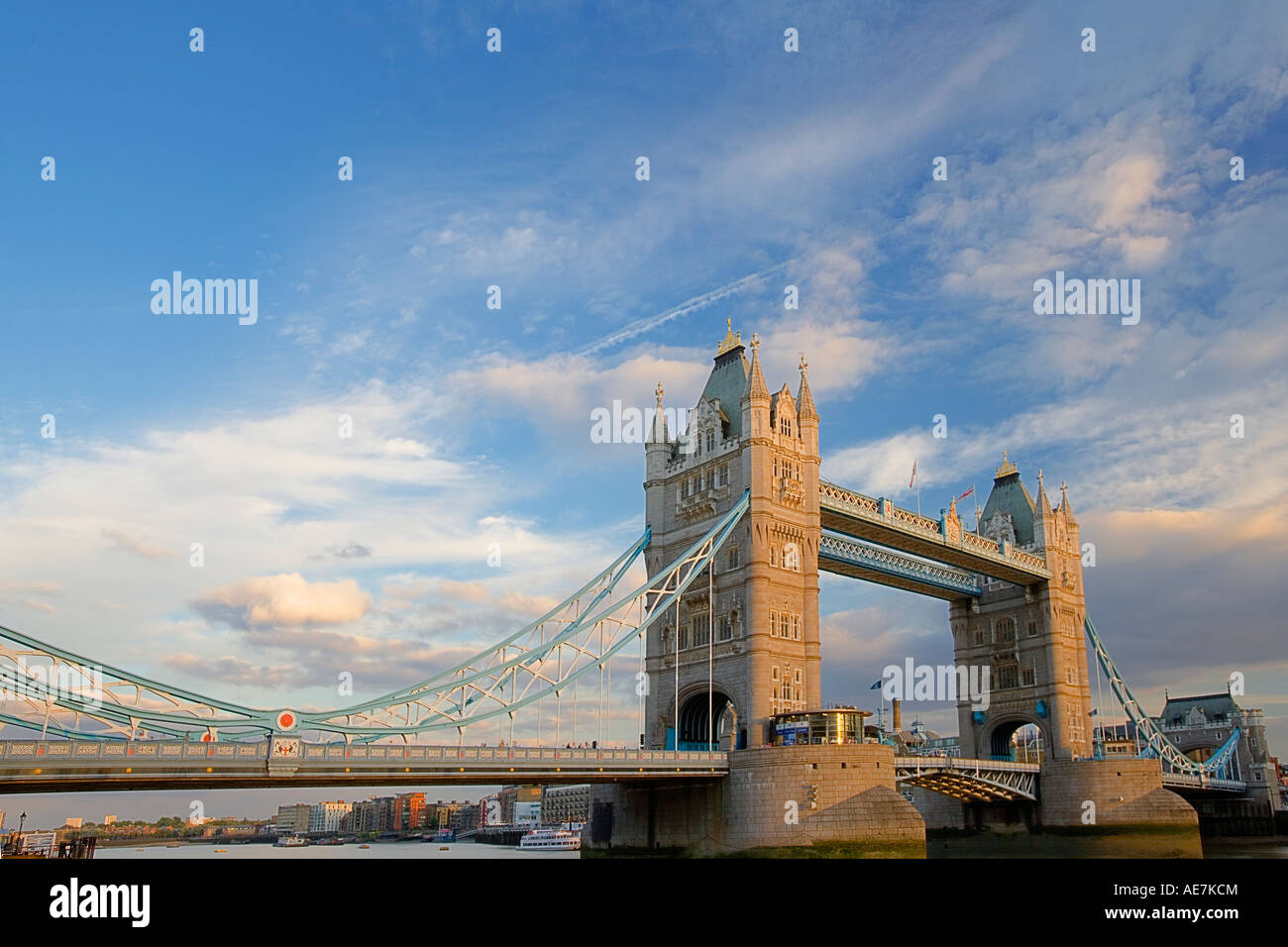 UK London Tower Bridge visto oltre il fiume Tamigi Foto Stock