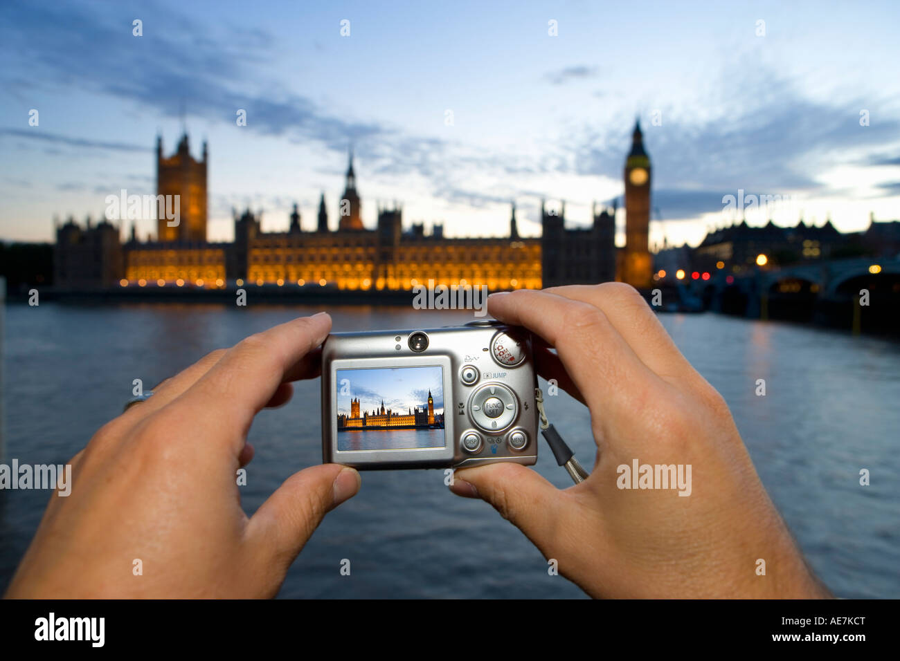 Turistica prendendo immagine digitale di Case del Parlamento, Londra Foto Stock