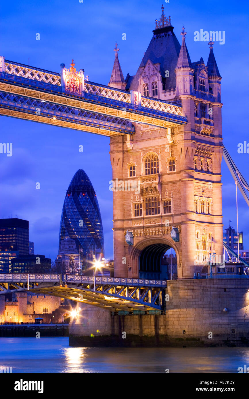 Il Tower Bridge e la Swiss Re Building Londra Foto Stock