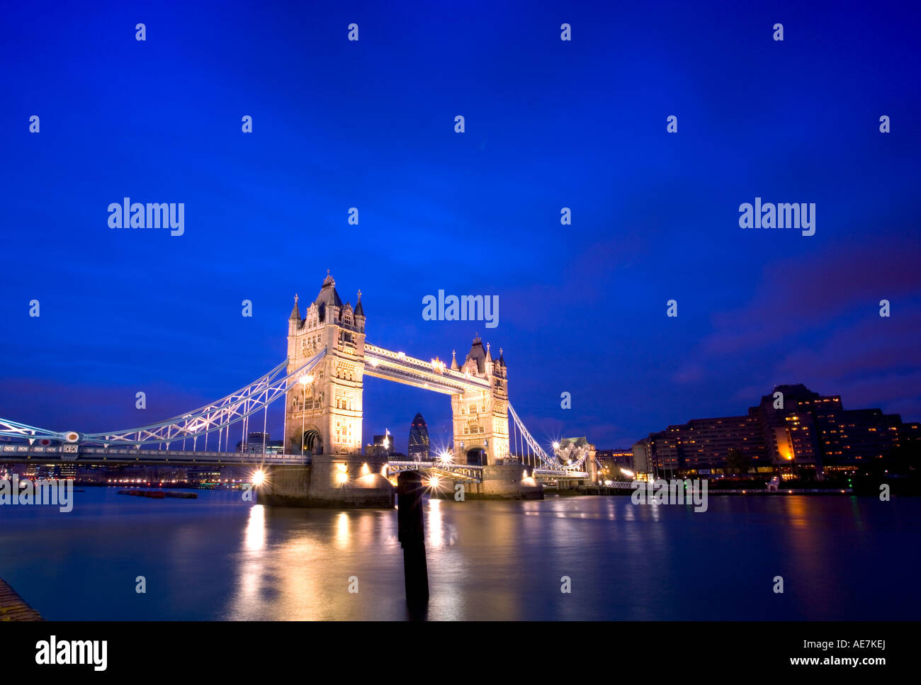 Il Tower Bridge oltre il Fiume Tamigi Londra Foto Stock